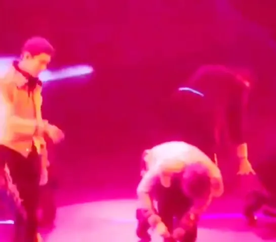 Yunho tying the shoelace so fast in the middle of Rising Sun performance - - 東方神起 XV - ユンホ チャンミン