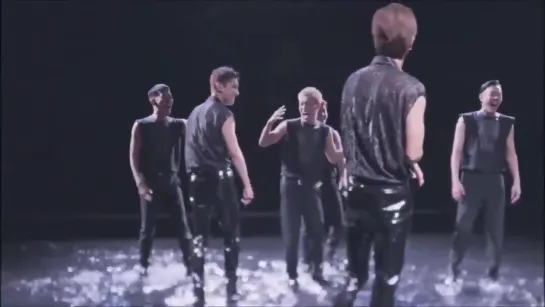 For serious though, Changmin’s splash range is hella impressive, lol