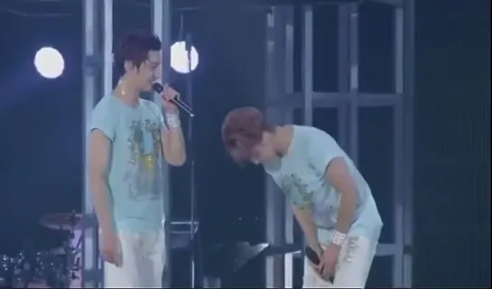 Yunho enjoying himself - - Changmin YAMERO!