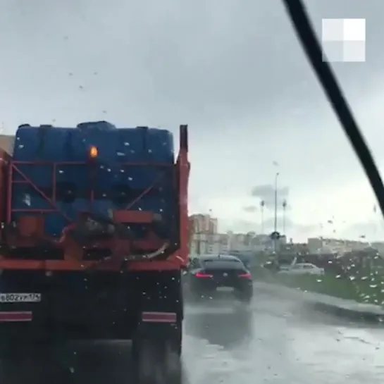 В Челябинске дороги моют во время дождя