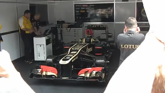 Lotus F1 исполняет Гимн России