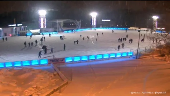 СССР в центре Москвы: Начался снегопад с морозцем и московская молодёжь рванула на каток в Сокольники. 19.01.2018