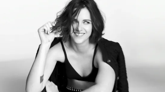 Kristen Stewart lets her eyes do the talking- #EyeCanBe Playful - CHANEL