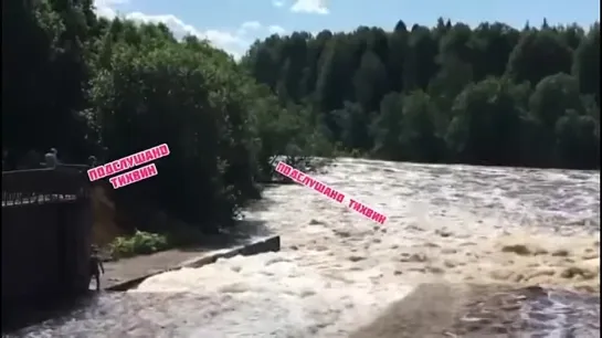 В Тихвине двое дурачков решили  искупаться У шлюза спускаемой воды Гэс