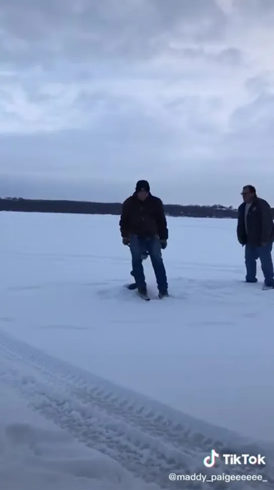 Рыбы не поймали, зато лунок набурили..