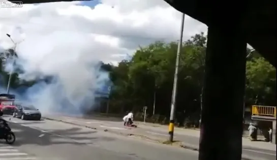 протестующий взорвал себя во время блокировки движения