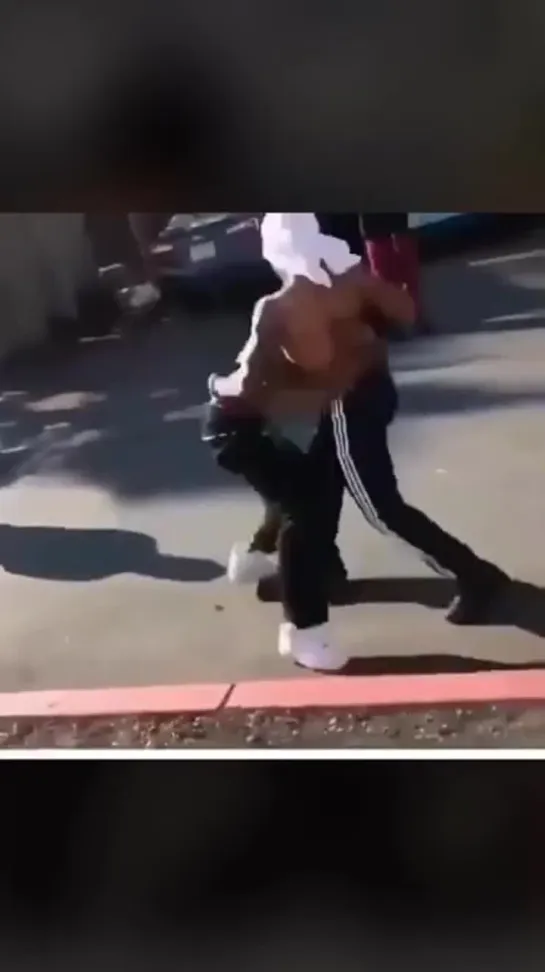 1v1 FIGHT IN THE HOOD WITH GLOVES