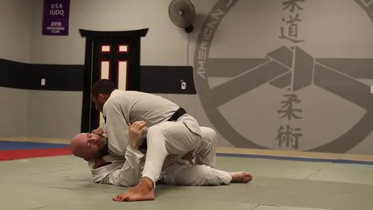 Dominique Bell - How to Cross Choke while Kneecutting [details]