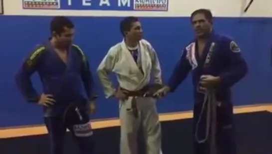 Официальная церемония. BJJ Brown Belt понижен до пурпурного пояса.