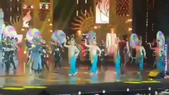 Выступление Варуна на IIFA 2018