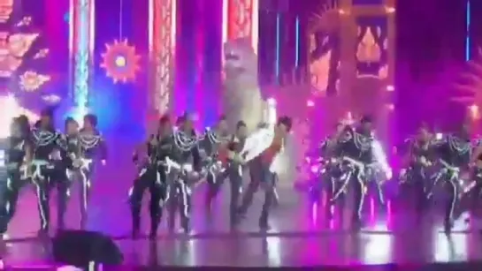 Выступление Варуна на IIFA 2018