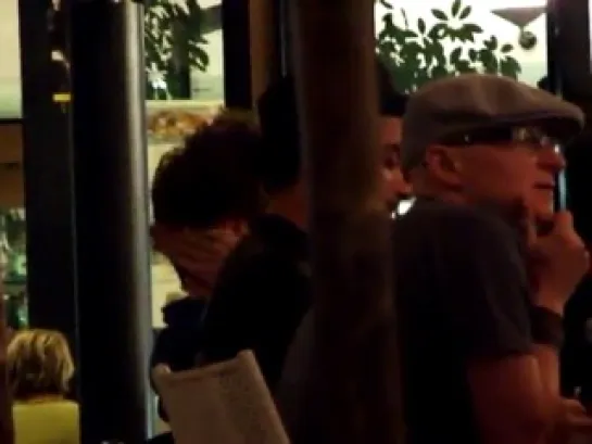 Kristen with Rob on dinner in Italy (24.05.2009)