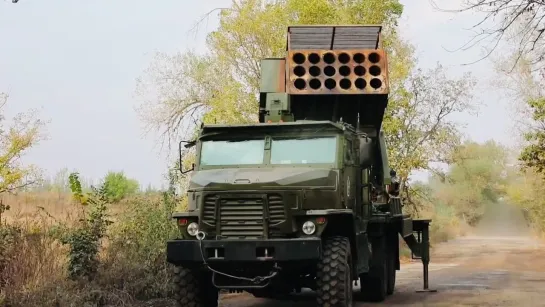 Кадры боевого применения тяжёлой огнемётной системы ТОС-2 «Тосочка» в зоне СВО.