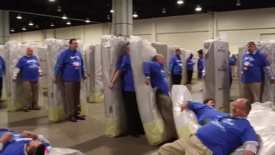 Largest human mattress dominoes - Guinness World Records