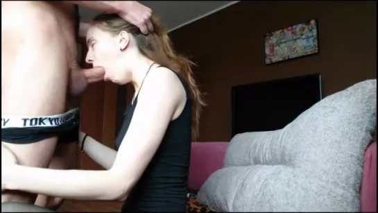 Глубоко глотает(Amateur teen, deepthroat, homemade, oral sex, thoat fuck, young girl, cum in mouth, blowjob, handjob, college)