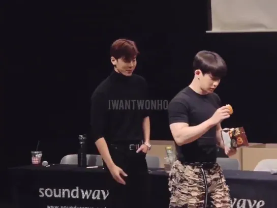 [VK][181124] MONSTA X fancam (Wonho & Shownu focus) @ Suwon Fansign