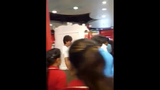 shahrukh khan at hamley store for shopping