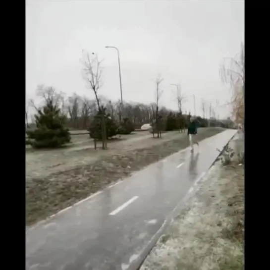 Из-за ледяного дождя и гололеда улицы Ростова-на-Дону превратились в каток, 12 декабря 2023.