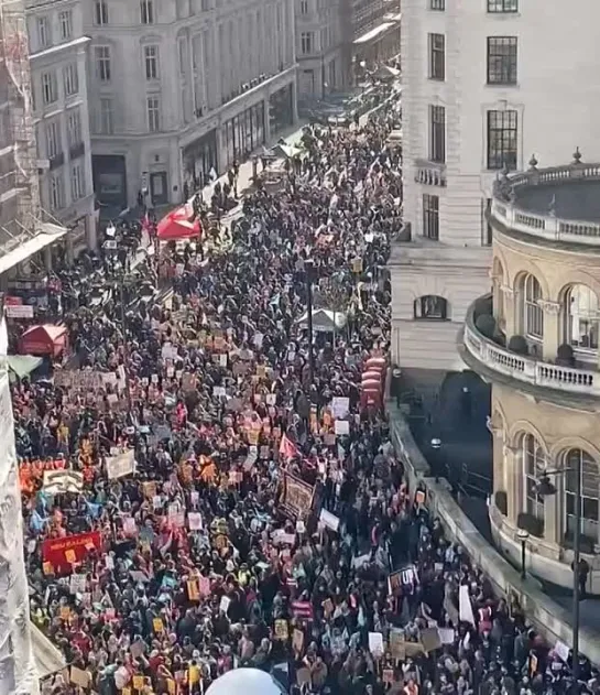 Лондонцы протестуют против падения уровня жизни.