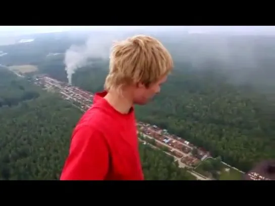 Crazy guy walks on the top of a very high carcass (MUST SEE!!!)