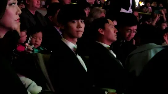 [FANCAM] 141206 iQiyi Night - Luhan watching performance