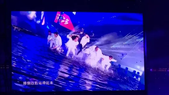 [Фанкам] Ван Ибо на репетиции для Hunan TV New Year Concert 31/12/2019