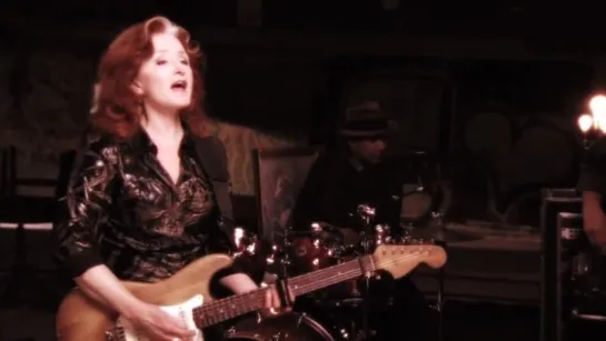 Bonnie Raitt - Right Down The Line (Official Music Video)