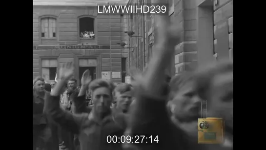 PARIS, FRANCE, 25.08.1944, PARIS LIBERATION CIVILIANS AND GERMAN PRISONERS