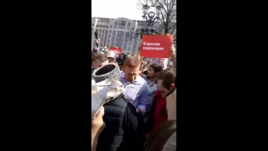 Навальный встретился со своими противниками, которых судя по всему намного больше, чем сторонников.