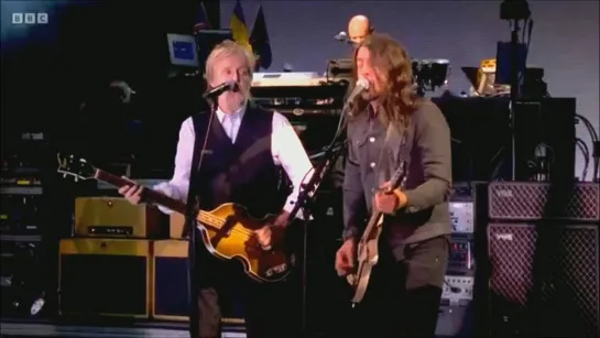 Paul McCartney with Dave Grohl - I Saw Her Standing There (Live at Glastonbury in Pilton, Somerset, England on 25 June 2022)