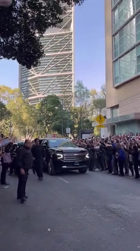 Paul McCartney saindo do seu hotel para o estádio Foro Sol na Cidade do México (16⧸11)