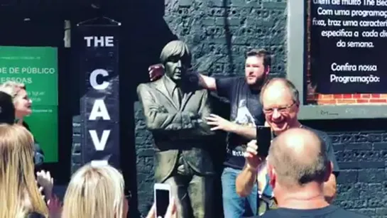 Inauguración de la estatua de #PaulMcCartney en The Cavern Club CWB en Curitiba, Brasil 🇧🇷