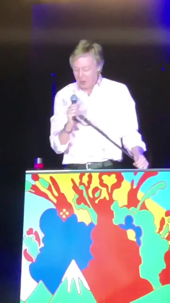 La gran pifia que se llevó el Presidente Sebastián Piñera al ser saludado por @PaulMcCartney durante su concierto en #Santiago