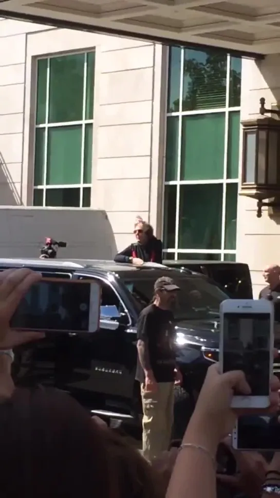 Paul McCartney saindo do Hotel The Ritz-Carlton (20/03)