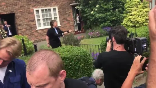 Paul McCartney visiting his childhood house in Liverpool (09.006.2018)