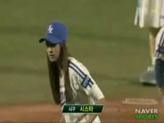 SISTAR throws baseball opening pitch