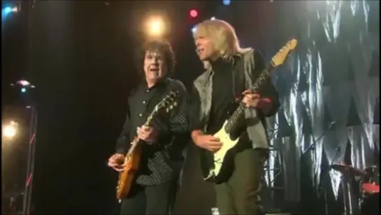 Gary Moore feat. Scott Gorham - The Boys Are Back in Town (Live at the Point Theatre in Dublin, Ireland on 20 August 2005)