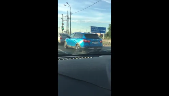 Ижевскую Lada Vesta SW Cross в новом цвете заметили на российских дорогах.