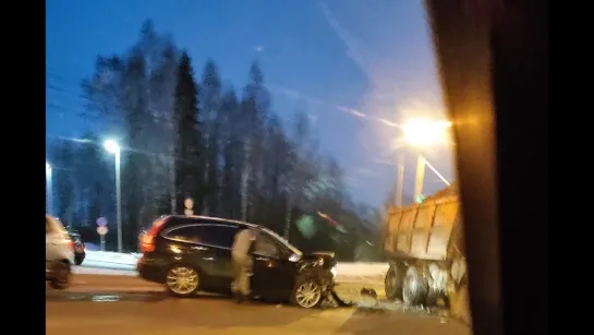 08.02.2023 Момент ДТП на Воткинском шоссе возле заправки Лукойл. Ижевск.