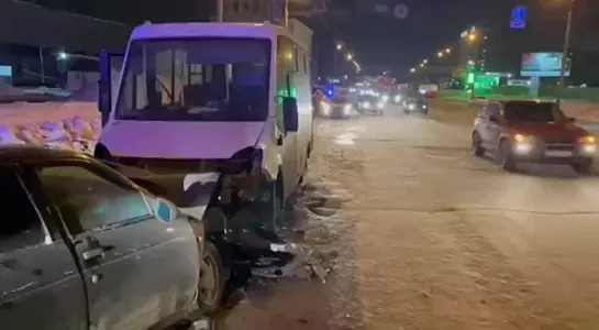 29.12.2022 ДТП на ул. Новоажимова, 3а. Бухой влетел в микроавтобус.