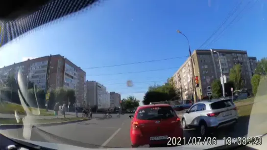 06.07.2021 Момент ДТП на перекрестке ул. Клубная и ул. Мужвайская (Ижевск)