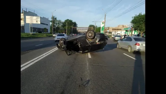 19.05.2021 Момент ДТП с опрокидыванием автомобиля на ул. Новоажимова (Ижевск)