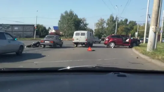 03.08.2016 Последствия ДТП на перекрёстке ул. 9 Января и 10 лет Октября (Ижевск)