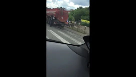 12.06.2016 ДТП в пос. Октябрьский, у бензовоза отказали тормоза, въехал в столб (Ижевск)