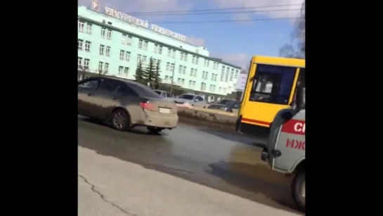 02.04.2016 Последствия ДТП на ул. Удмуртская около УдГУ (Ижевск)