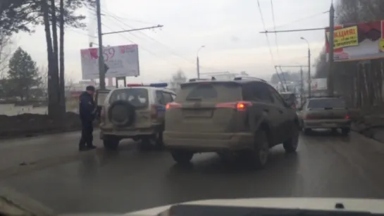 01.04.2016 Последствия ДТП на перекрёстке ул. Орджоникидзе и ул. Ракетная (Ижевск)