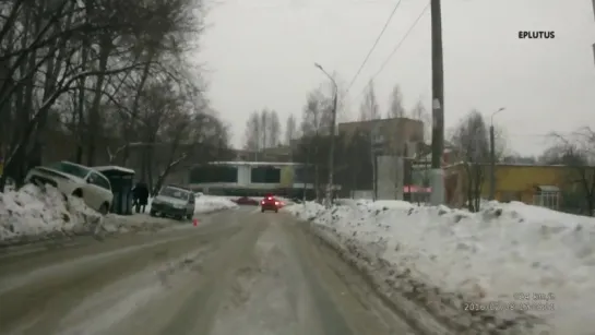 08.02.2016 ДТП на Ворошилова, наезд на пешехода и на сугроб (Ижевск)