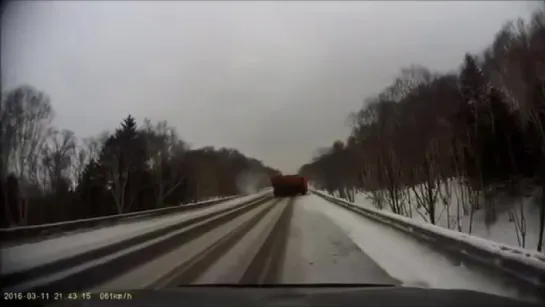 Водитель автомобиля с регистратором родился в рубашке.