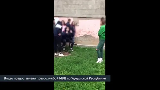 Полиция в Ижевске занялась проверкой видео, на котором группа подростков бьет школьницу.