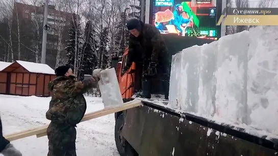 Строительство ледового городка началось на центральной площади Ижевск